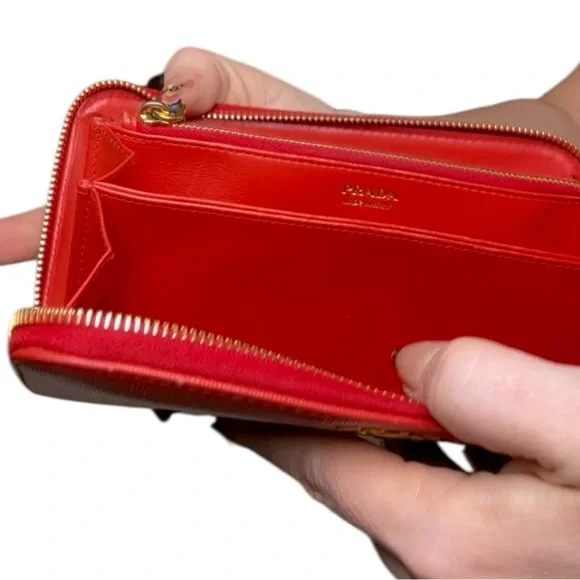 Prada zip-around continental wallet in Vitello Move leather in red (Lacca) - Picture 13 of 14